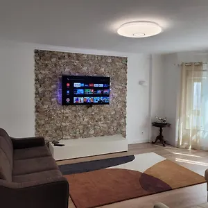 mouro-rivers-house-remarkable-3-bed-apartment.hotels-lisbon-portugal.com/